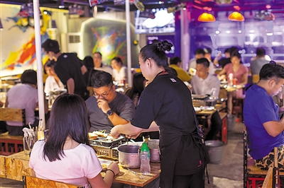 餐饮“网红店”投诉举报多 上海食药监局将制定重点监管名单